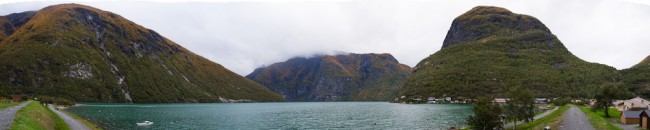 Utsikten fra stranden og ut fjorden